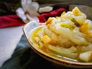 12、白灼茄子,把浇汁淋在茄子上面。