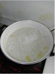 3、姜蒜香汁菠菜,大火烧开