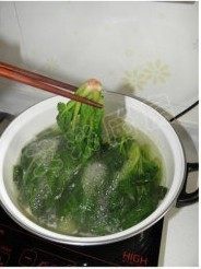 5、姜蒜香汁菠菜,焯烫至菠菜变软，捞出菠菜