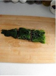 8、姜蒜香汁菠菜,将菠菜去根切成段