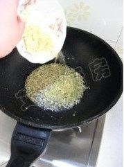 12、姜蒜香汁菠菜,放入姜末，小火翻炒