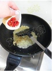 13、姜蒜香汁菠菜,放入剁椒，小火炒香