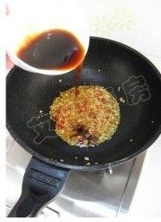 14、姜蒜香汁菠菜,倒入调味汁，中火烧开