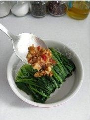 16、姜蒜香汁菠菜,熬好的姜蒜香汁淋在菠菜上即可