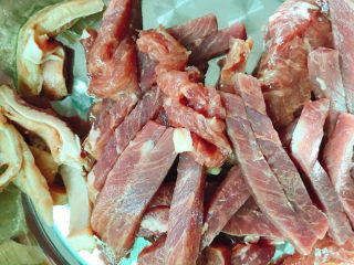 1、西芹炒牛肉,微调牛排切成丝