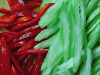2、西芹炒牛肉,红尖椒、西芹切成丝