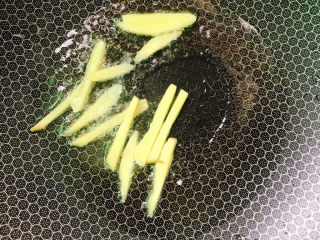 4、西芹炒牛肉,下姜丝