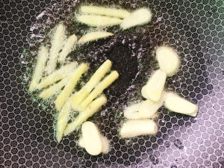 5、西芹炒牛肉,下蒜片炒香