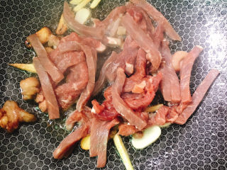 6、西芹炒牛肉,放入牛肉丝