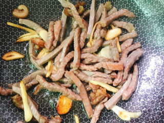 7、西芹炒牛肉,翻炒