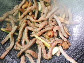 8、西芹炒牛肉,炒熟