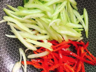 11、西芹炒牛肉,放入红尖椒和西芹