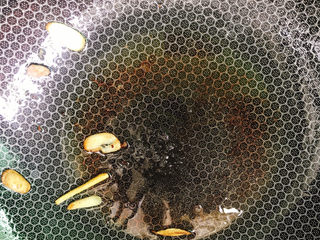 10、西芹炒牛肉,锅中留油