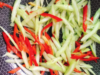 12、西芹炒牛肉,翻炒