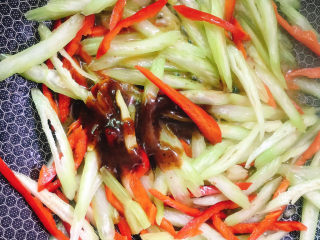 13、西芹炒牛肉,放入黑椒酱