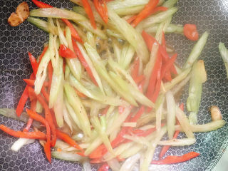 14、西芹炒牛肉,拌匀炒熟