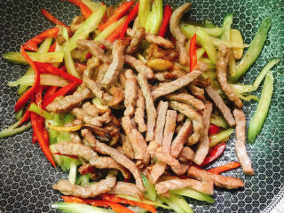 15、西芹炒牛肉,倒入牛肉，加入料酒