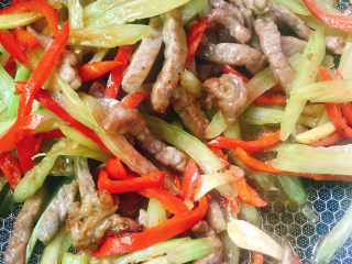 16、西芹炒牛肉,拌匀出锅