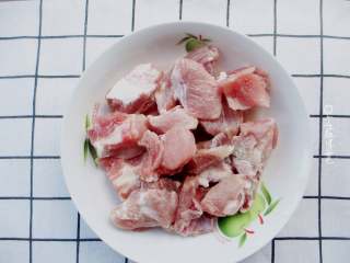 2、粉蒸排骨,在市场或超市选上一条猪肋骨,叫师傅剁成小块(大块不好入味)