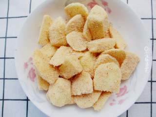 4、粉蒸排骨,土豆裹上蒸肉粉,在盘子底码整齐