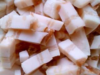 1、熬猪油,将五花肉特别肥的部分洗净，切成小块备用。