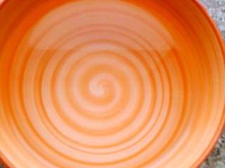 2、熬猪油,准备一碗清水。