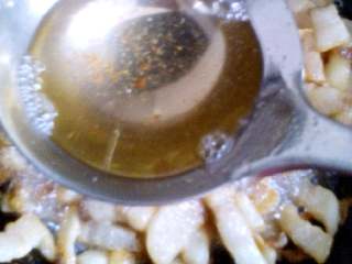 3、熬猪油,将水和肉同是放入锅中，不停翻动，熬出一些油后，先取出在接着熬。