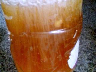 4、熬猪油,熬出的油，装入玻璃瓶中。