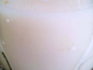 5、熬猪油,晾凉后的猪油，呈乳白色。