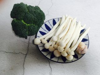 1、西兰花炒白玉菇,准备好食材