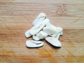 4、西兰花炒白玉菇,蒜头去皮切片