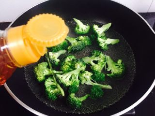 6、西兰花炒白玉菇,加入适量的花生油