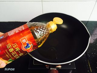 9、西兰花炒白玉菇,锅中倒入适量的花生油加热至七成热