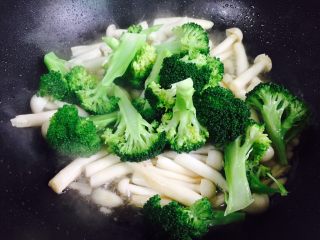 14、西兰花炒白玉菇,放入西兰花
