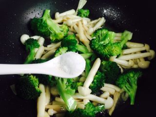 15、西兰花炒白玉菇,适量盐