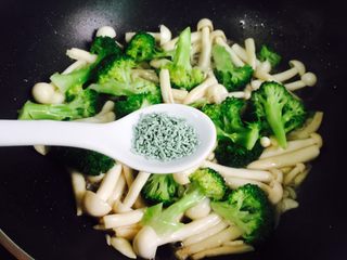 16、西兰花炒白玉菇,1小茶匙蔬之鲜,大火翻炒均匀即可关火