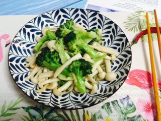 18、西兰花炒白玉菇,低脂低卡,营养美味