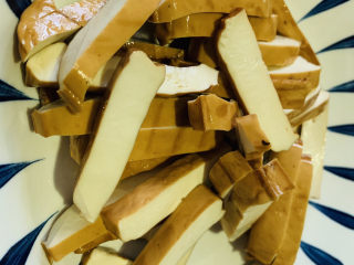 3、毛豆炒香干,把香干切条