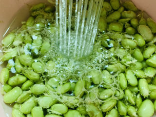 4、毛豆炒香干,毛豆用水冲洗干净