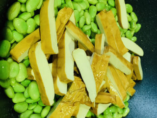 9、毛豆炒香干,加入香干