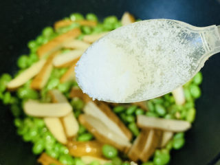 12、毛豆炒香干,调小火，加少许盐