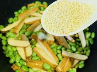 13、毛豆炒香干,加一勺鸡精