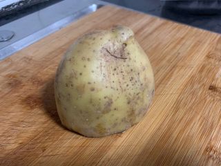 1、尖椒土豆片,土豆太大个了，这里用了半个
