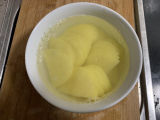 4、尖椒土豆片,泡在清水里防止变黑