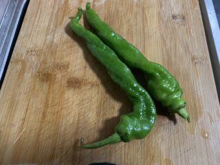 8、尖椒土豆片,两个青椒洗净