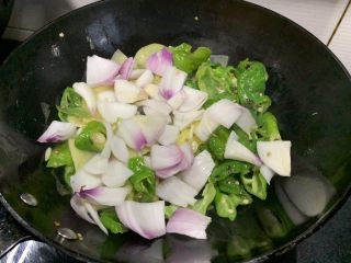 14、尖椒土豆片,倒进洋葱，一起翻炒