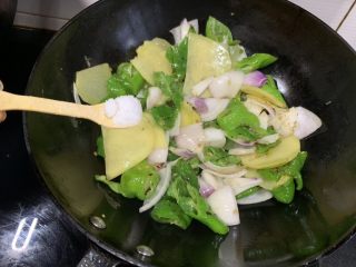 15、尖椒土豆片,加入适量盐，翻炒至软