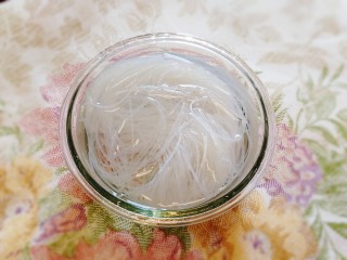 4、蒜蓉粉丝蒸金针菇,粉丝温水泡软。