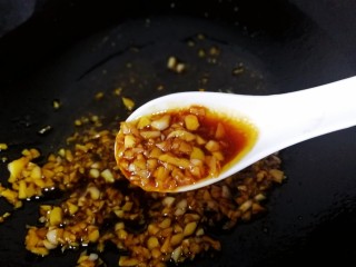 12、蒜蓉粉丝蒸金针菇,用锅里的余温拌匀。