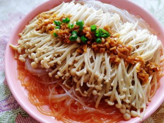 15、蒜蓉粉丝蒸金针菇,很香，蒸好取出洒上葱花。